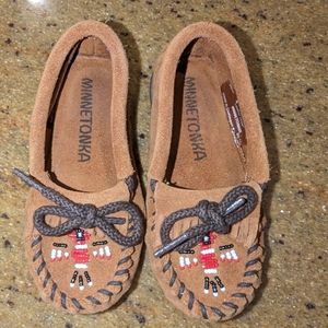 Minnetonka Toddler 8 moccasin shoe